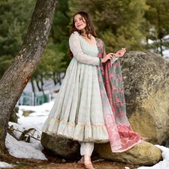 Anarkali set. Lehenga. Salwaar kameez. Indian outfit.message me for real price. - Picture 3 of 3